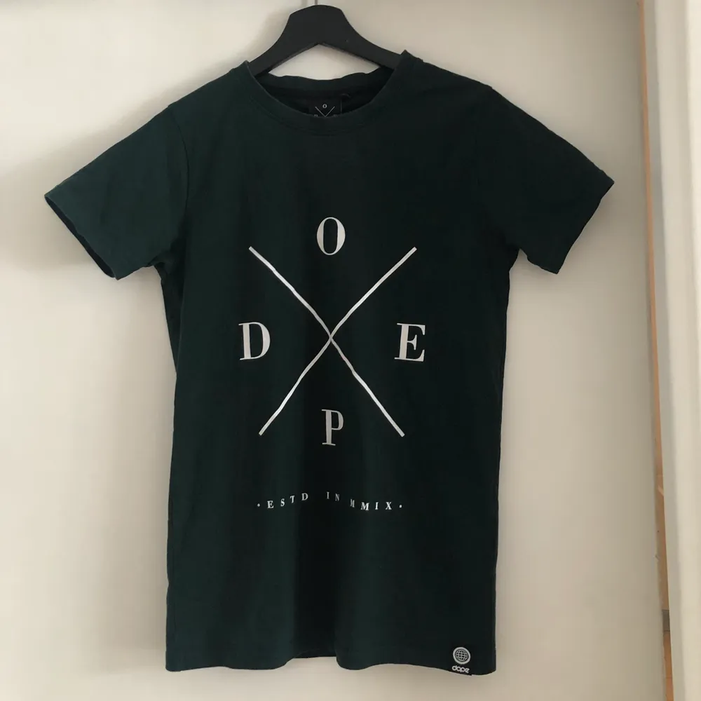 Fin t-shirt från Dope. Storlek XXS men passar mig med storlek S.🤍. T-shirts.