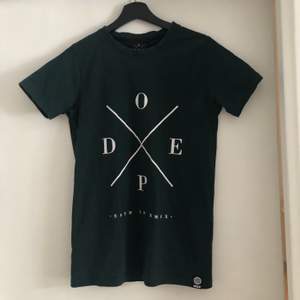Fin t-shirt från Dope. Storlek XXS men passar mig med storlek S.🤍