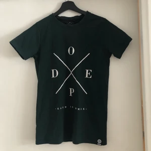 Dope T-shirt - Fin t-shirt från Dope. Storlek XXS men passar mig med storlek S.🤍