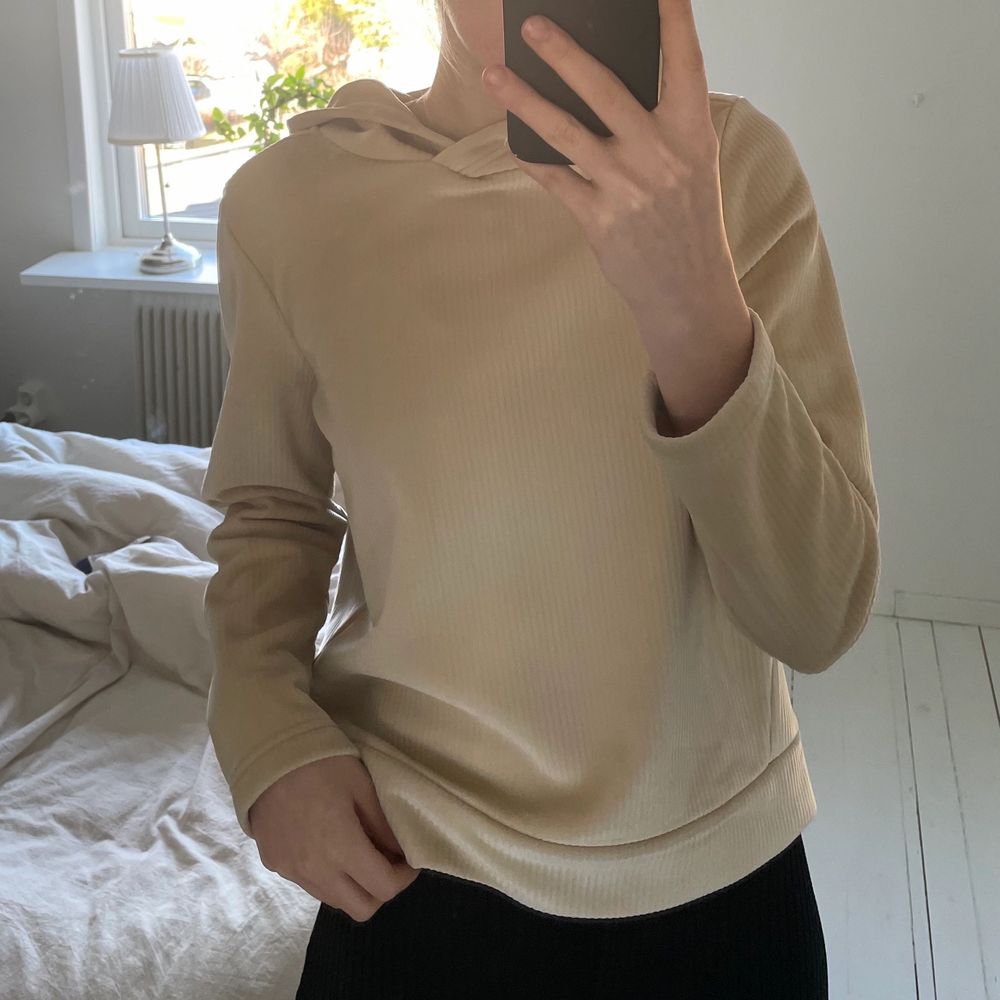 (Första bilden är lånad) Supermysig hoodie från Opus. Använd en gång och materialet är sååå mjukt. Lite tyngre hoodie och manchester liknande struktur, inköpt för 600kr. Säljer för 200kr. Har vanligtvis 36/S och modellen på första bilden lika så, normal i storleken, är 174 cm. (frakten är ej inräknad men pris går att diskutera)🤍😇😍. Huvtröjor & Träningströjor.
