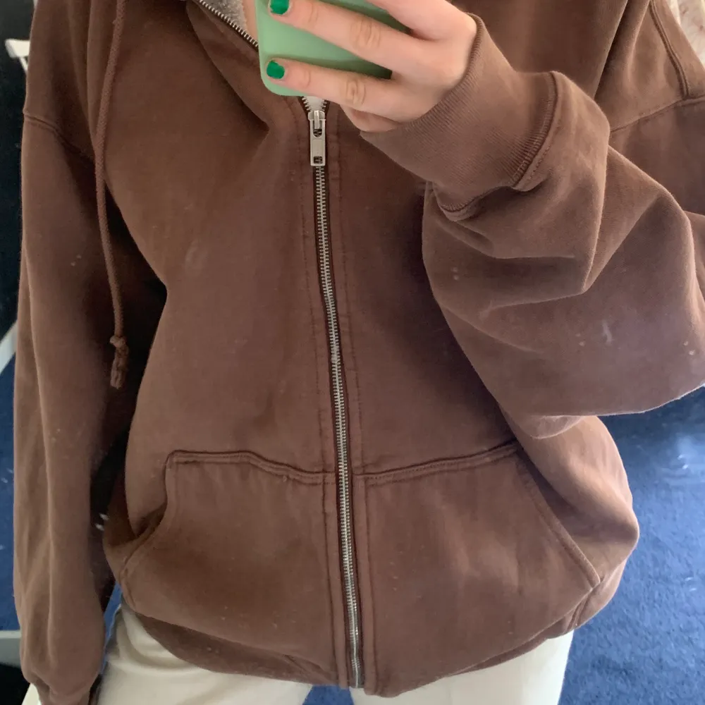 En brun oversized zip hoodie från Brandy Melville som är inne just nu! Säljer eftersom att jag redan har en liknande. Orginalpris 385kr. . Hoodies.