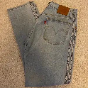 Superfina levis jeans som är i toppkvalitet. Köpta för ca ett år sen och säljer nu för att de blivit för korta. Längd 28 waist 26. Skulle säga att de passar någon som är ca 163 eller kortare💓