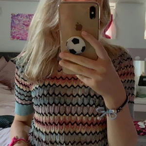 Chiquelle färgglad tshirt  - Säljer denna slutsålda populära tshirt från chiquelle som är så fin! 