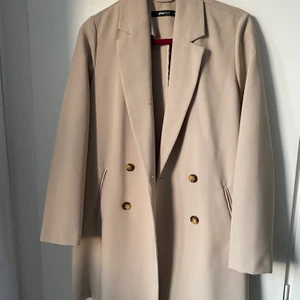 Kappa från Gina tricot - Oanvänd kappa från Gina i strl 36