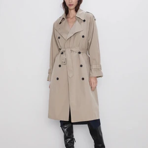 Zara trenchcoat  - Säljer denna fina beiga trenchcoat/ kappan från Zara som jag köpte för ca 1 år sedan! Den är vattentät och är i extremer fint kvalitet och passar perfekt till våren💛 sälj pga har för många kappor. Köptes för 999kr