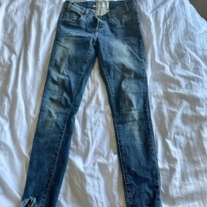 Jeans från One Teaspoon - Tights jeans med slitning ner till