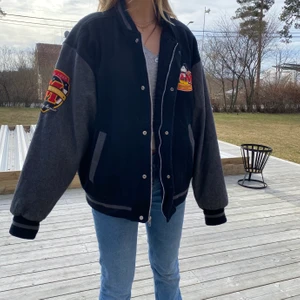 Cool jacka - Säljer denna snygga MICKEY jacka som är köpt på Beyond Retro. Lite oversized och cool. Säljer eftersom jag har tröttnat på den! Skriv om ni är intresserade