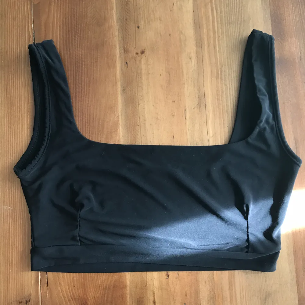 FREE TRACKED SHIPPING.   Featuring a black slinky material and a round neckline, this simple soft crop top is an essential in any wardrobe.  Length approx 34cm/13.5