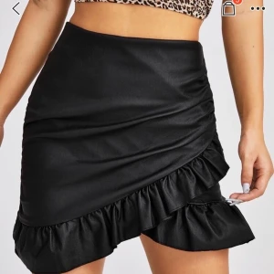 Svart volang kjol - Säljer denna ursnygga volang kjol ifårn SHEIN. Säljer pga att den ej passade mig. 