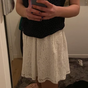 Vit kjol - Nyköpt vit kjol från NAKD, aldrig använd och prislapp kvar. Superfin och perfekt inför sommaren!! Storlek 36💓 