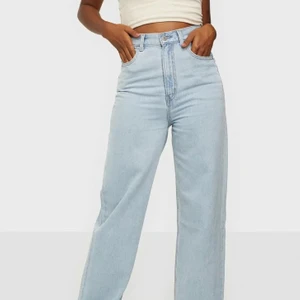 Levi’s High Loose jeans - Ljusblåa jeans från Levi’s i modellen High Loose. Köpta här på plick för ett tag sen men säljer då de är för långa för mig:( De var endast använda ett fåtal gånger av tidigare ägaren och eftersom jag aldrig kunnat använda dem så är de fortfarande i nyskick! Hör av er om ni har några frågor<3