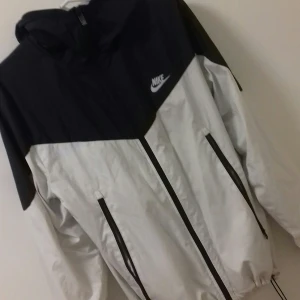 Adidas/M - Adidas den är änvand några gånger men den är i bra skick 