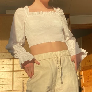 Vit topp från NAKD - Säljer supersöt topp från NAKD i storlek 36! Endast använd 1 gång!