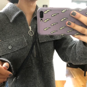 Tröja eller jacka - Grå tröja eller vårjacka - går att bära hur som helst från arket - aldrig använt därav jag säljer😁 köparen står för frakt. Jag är vanligtvis S men denna är M, passar alla beroende på hur man vill att den ska sitta:))