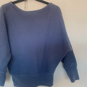 Blå tröja  - Blå tröja, lite oversized som syns på bilden. Jätte skön. Bra skick!