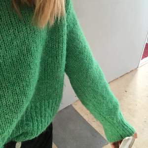 Fräsh grön stickad tröja från hm🤍🤍 andvänd fåtal gånger och mycket fint skick!🤍 Buda privat! Budet ligger på 220 kr🤍🤍  Köp direkt: 279 kr
