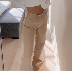 Jeans - Beiga jeans från shein i storlek M. Jag är 176 och på mig går som ner till fötterna. Dom är insydda i midjan så går att få dom mindre men går också att ta ur resårbanden för att få dom större❤️ frakt tillkommer