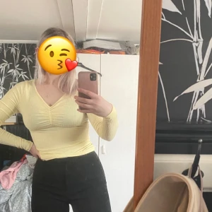 Ribbad långärmad tröja  - Fin gul ribbad tröja från nakd helt oanvänd bara testad. Storlek S 