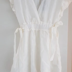 Vit zara klänning - Säljer denna sjukt söta och fina klänning. Perfekt inför studenten!  