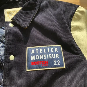 Varsity jacka/collegejacka  - Varsity jacka från Scotch&Soda i marinblått i Manchester tyg. Ärmarna är i créme vitt läder och på högra ärmen sitter ett blått emblem. Perfekt oversized passform (storlek XL). Använd fåtal gånger, inga skador eller slitningar. Produceras inte längre.       Originalpris: 4 299kr.