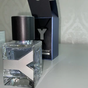 YSL Parfym Man - hej säljar mina parfymen för vill köpa andra istället har tröttnat på dessa lukt. Denna luktar jättegott och ger koplimanger.
