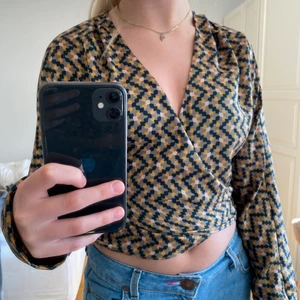 Mönstrad blus - Säljer denna fina blus från Zara, använd endast en gång så i nyskick! Så fint mönster och den är väldigt skön! Strl S men passar även en XS!