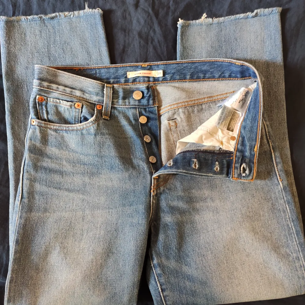 Supersnygga raka jeans i modellen wedgie straight som inte görs längre! Köpte dem nyss begagnat men de var lite för små för mig. Längd står inte men går lite över anklarna på mig som är 173 cm 😊 tveka inte att fråga om du undrar något!. Jeans & Byxor.