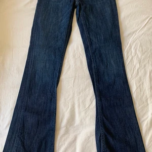 Lee jeans - Lee, Bonnie strl 26,31. Bootcut, låg midja, mörkblå. Använda endast ett par gånger.