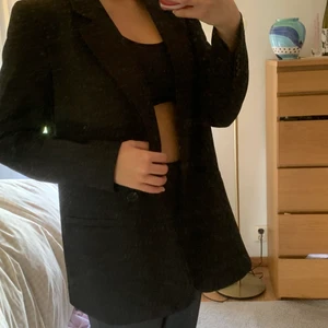 Blazer - Svart blazer från Nelly, storlek 38 men passar även 36. Knappt använd. Nypris 400kr