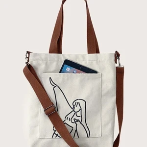 Tygväska  - Säljer en beige tygväska med bruna band från shein då jag råka beställa dubbletter. Måtten är 38x33 och banden är justerbara. Köpare står för frakt💕