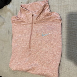 Nike running långärmad träningströja - Storlek S. I gott skick. Perfekt till löpning eller träning. Kommer tyvärr inte till användning så säljs av den anledningen! 