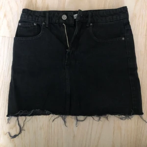 Jeanskjol  - Svart jeanskjol från Zara. Fint skick, säljes då den blivit för liten. 