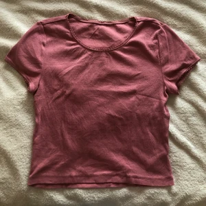 SOMMARTOPP - Supersöt topp i rosa. Vet knte var den är ifrån då jag klippt bort lapparna. Skriv om du är intresserad!