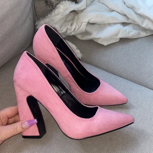 Riktiga Barbie-klackar 🤩 - Världens snyggaste skor som jag tyvärr måste sälja då dem är för stora för mig :( Aldrig använda 