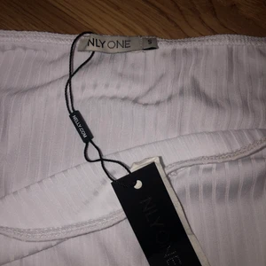 Body - Vit, ribbad off shoulder body från Nelly, storlek S. Du knäpper den med knappar. Aldrig använd!🤍