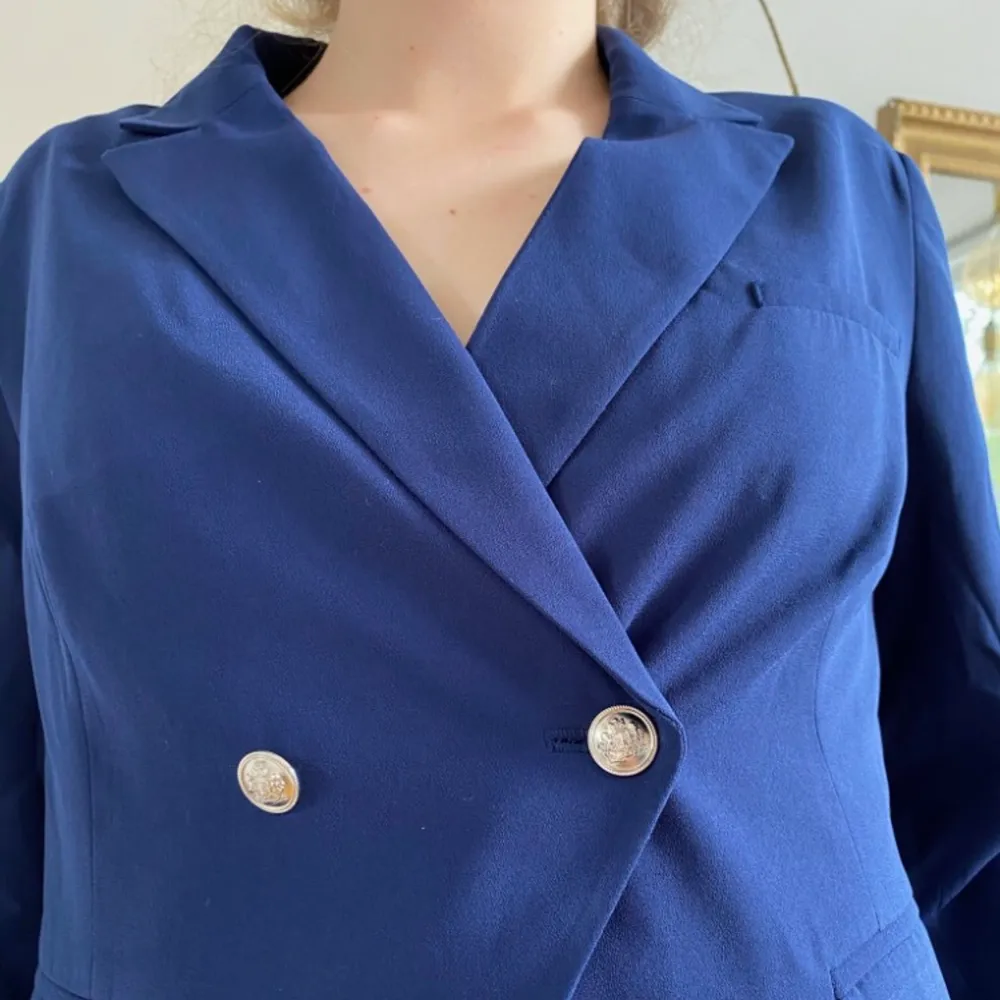Fin koboltblå kavaj, med 4 knappar. Perfekt att ha över en klänning eller Teeshirt.. Kostymer.