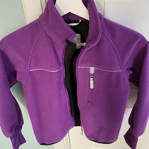 Polan och Pyret  - 3 fina Polan och Pyret ”jackor” i fint skick. Lila och blåa jackan är i storlek : 122 (6-7 år). Den gråa är: 116 (5-6 år)  200kr styck eller köp alla för 500kr. Kan både frakta och mötas upp. (Köparen står för frakt)