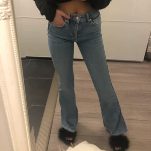 Blå bootcutjeans - Blåa bootcut jeans från gina tricot. Helt oanvända.