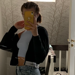 CALVIN KLEIN HOODIE  - Säljer min fina Calvin Klein hoodie i storlek S. Zip hoodies är inte riktigt min grej + fick den av mitt ex så vill inte behålla den. Den är i bra skick, pris kan diskuteras, köparen står för frakt <3