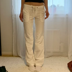 Lågmidjade linnebyxor - Ett par skit snygga lågmidjade byxor från Tommy hilfiger. 55% bomull och 45% linne!! Strl:26/34 men de är nog närmare en 24 i midjan!                                      Köparen står för fraktkostnaden😊