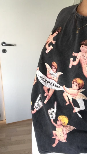 T-shirt från zara, storlek S - Cool T-shirt med slitningar från zara, storlek S. Köparen står för frakten❤️