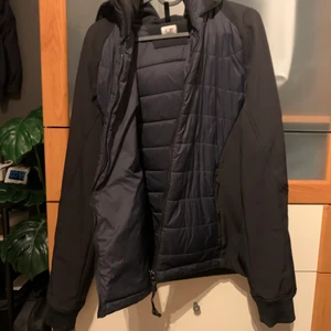 Cp company soft Shell - En skön sommarjacka i nyskick använd 1-2 ggr och är en storlek för liten. 