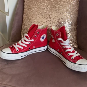 Converse  - Jag säljer dessa Såå fina converse ( all star ) skor för dom tyvär längre inte passar.  använda En gång MAX.  Kom privat för mer bilder (Köpta i Newyork i converse bukiken)  👍🏻❤️   Kan även tänka mig byta om du har storlek 38-39.       Eller köp direkt 400
