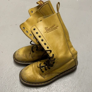 Senapsgula Dr Martens  - Senapsgula Dr Martens. Har använts men har dessvärre fått ligga nedtryckt i min källare i säkert 10 år. Coola och unika, från 2003. 