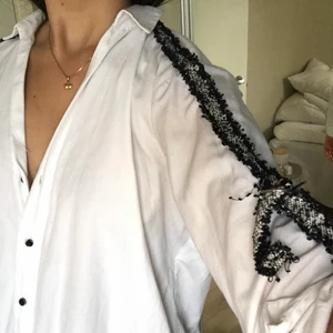 Skjorta från zara storlek xs - Superfin skjorta med coola detaljer i storlek xs. Köparen står för frakten❤️