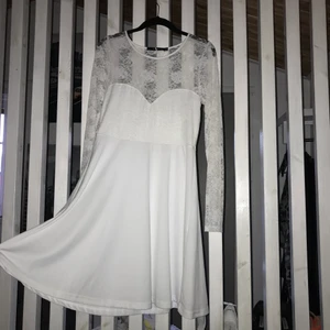 Studentklänning - Vit studentklänning från Bubbleroom i storlek L🌼 