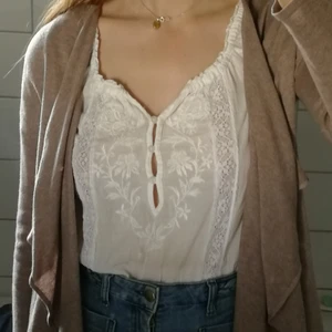 KOfta - Brun/Beige/grå fin kofta för 50 kr jättefint skick. Säljer för jag inte använder längre. Rätt stor och luftig och passar till mycket:) 