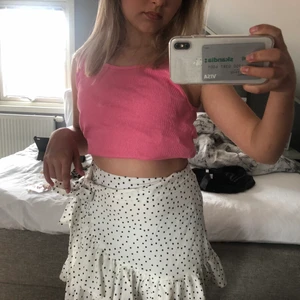 Snyggt linne💕👅 - Ett jättefint rosa linne från new yorker! Helt oanvänd utan några märken, säljer ändats för att det är för stor i armarna och jag tappa bort kvittot💕 obs! Den är längre i värkligheten 