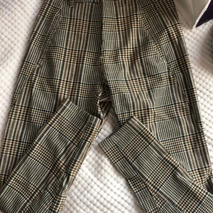 Rutiga kostym byxor - Ett par extremt snygga kostymbyxor med rutigt mönster. Är i storlek 32 (XXS) och säljes för de är för små. 