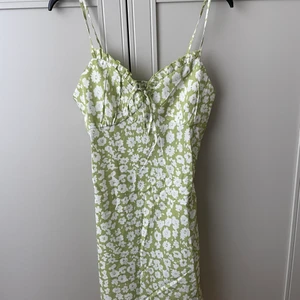 Klänning från SHEIN strl S/M - Söt kort somrig klänning, helt oanvänd pga för liten. Strl M men mer som en S.